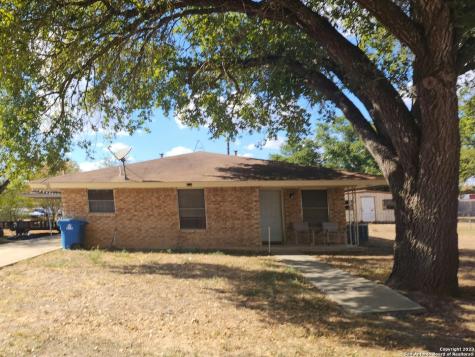 1703 H Street Floresville TX 78114