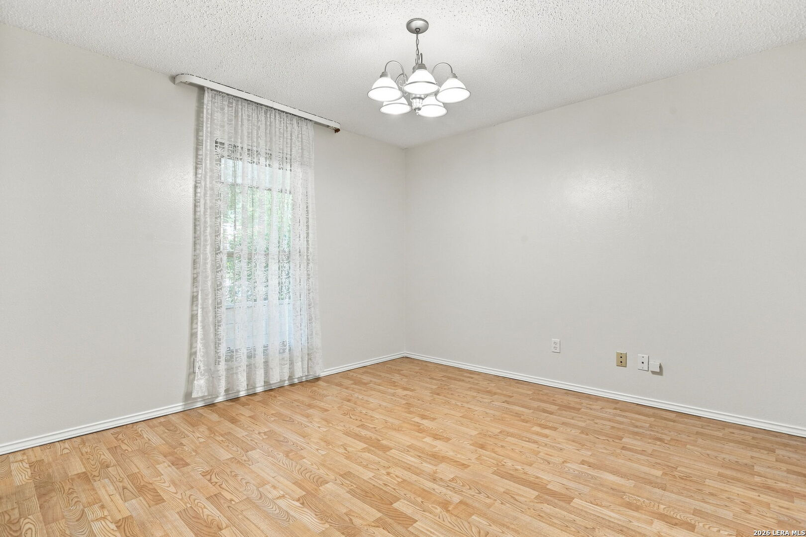 182 Clear Oak Universal City TX 78148