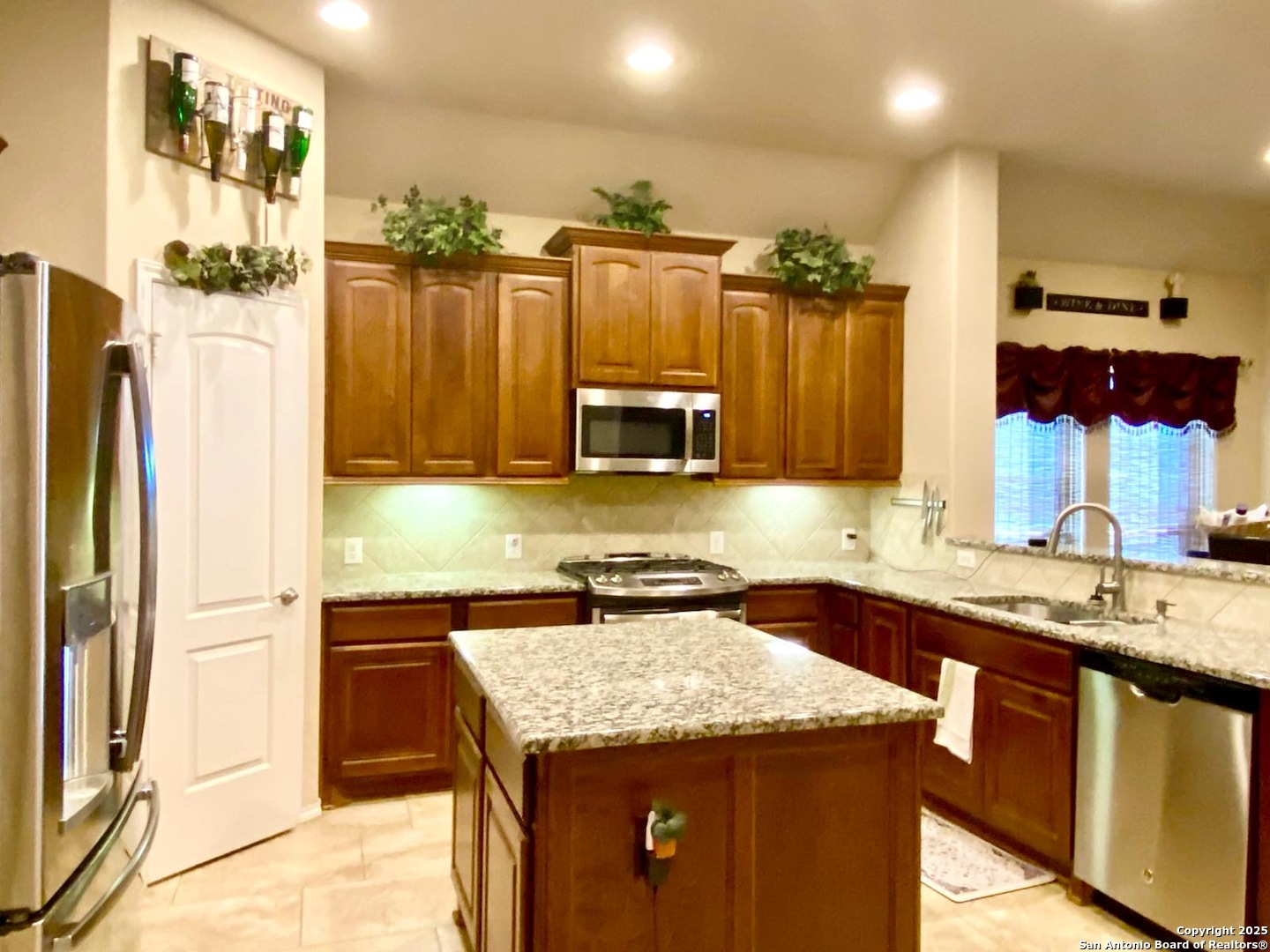 8714 White Crown San Antonio TX 78254