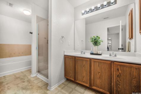 9114 Laguna Rio San Antonio TX 78251