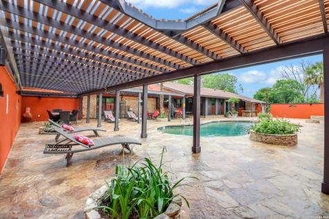 2035 S Magnolia Avenue Luling TX 78648