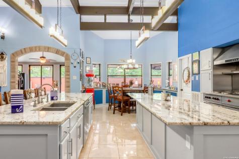 2035 S Magnolia Avenue Luling TX 78648