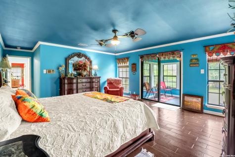 2035 S Magnolia Avenue Luling TX 78648