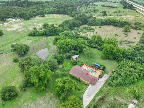 2035 S Magnolia Avenue Luling TX 78648