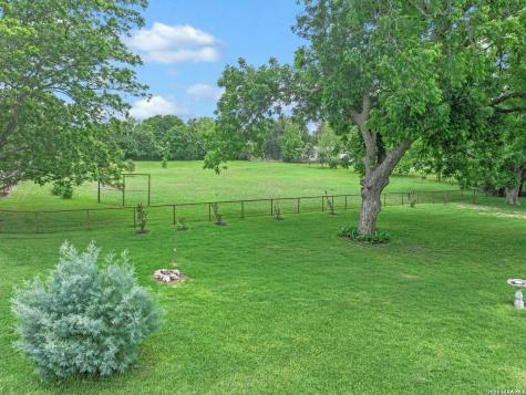 2035 S Magnolia Avenue Luling TX 78648