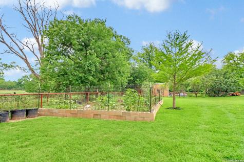 2035 S Magnolia Avenue Luling TX 78648