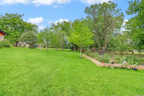 2035 S Magnolia Avenue Luling TX 78648