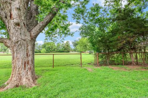 2035 S Magnolia Avenue Luling TX 78648