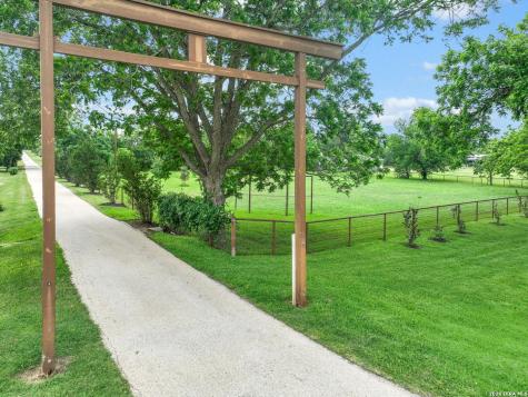 2035 S Magnolia Avenue Luling TX 78648