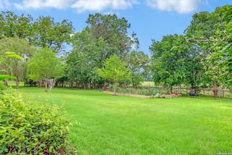 2035 S Magnolia Avenue Luling TX 78648