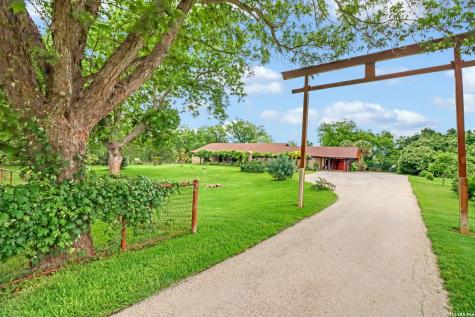 2035 S Magnolia Avenue Luling TX 78648
