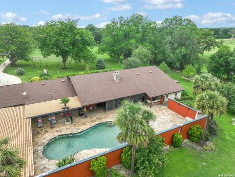 2035 S Magnolia Avenue Luling TX 78648