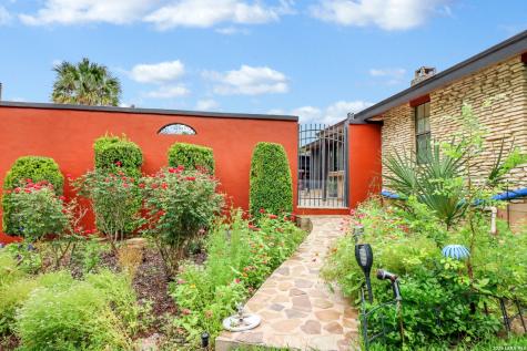 2035 S Magnolia Avenue Luling TX 78648