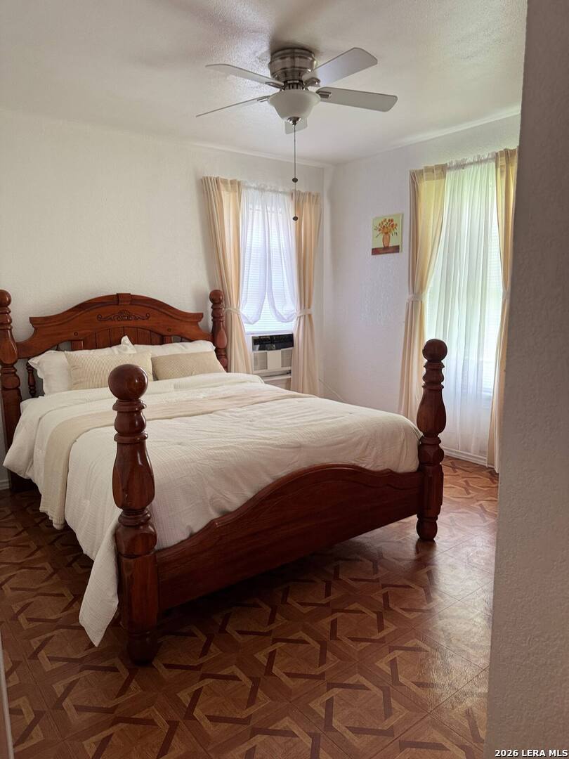 1015 W Amber San Antonio TX 78221