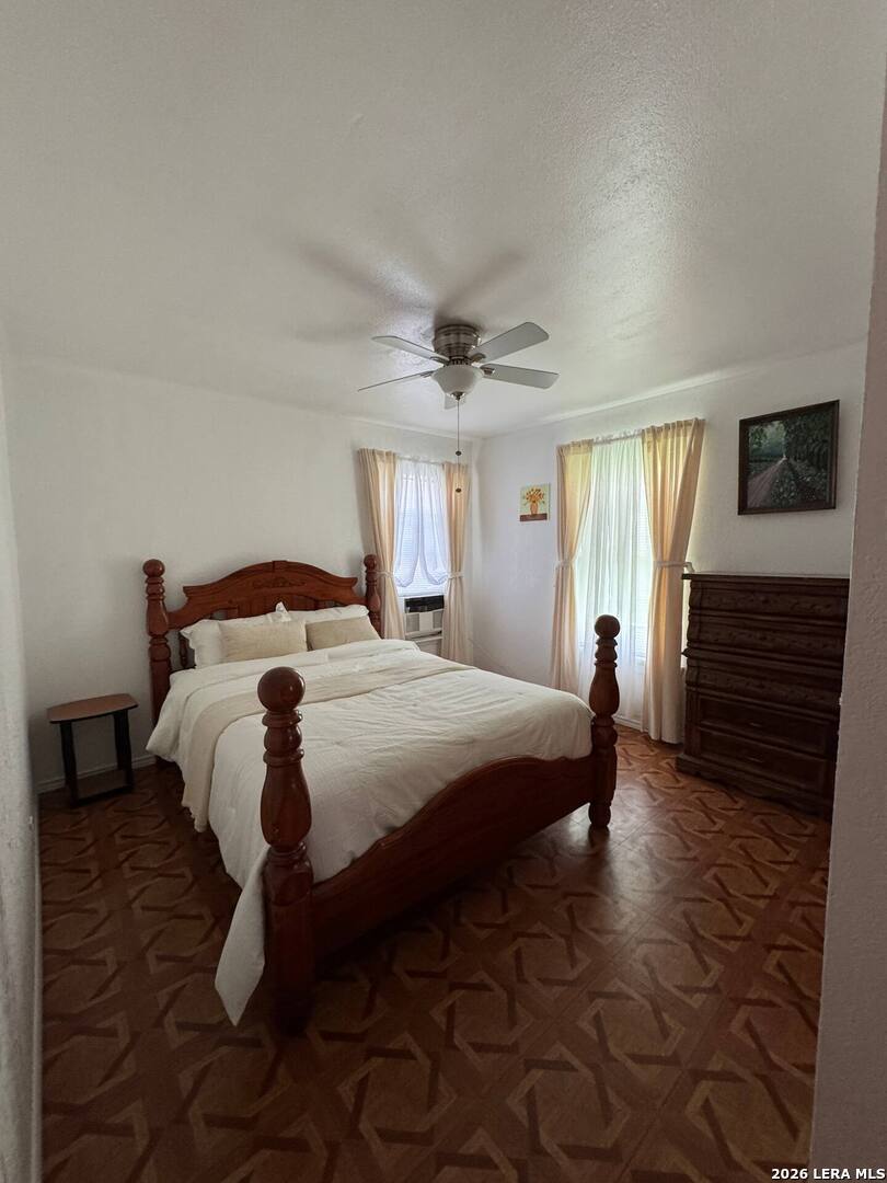 1015 W Amber San Antonio TX 78221