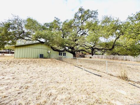 25 Sunrise Drive Pleasanton TX 78064