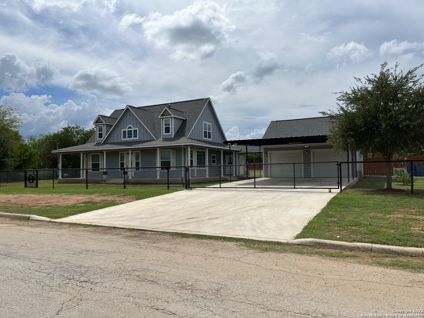711 S Pecan Street Pearsall TX 78061