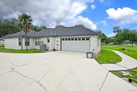 125 Red Oak Trail Marion TX 78124