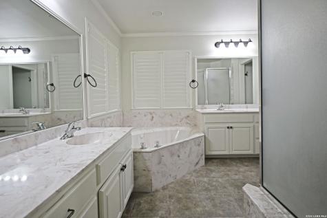 125 Red Oak Trail Marion TX 78124