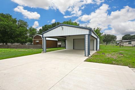 125 Red Oak Trail Marion TX 78124