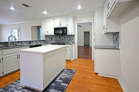 125 Red Oak Trail Marion TX 78124