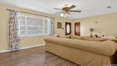 1508 E Street Floresville TX 78114
