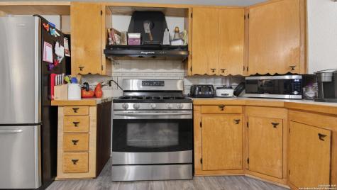 1508 E Street Floresville TX 78114