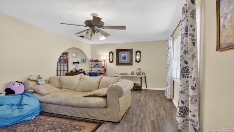 1508 E Street Floresville TX 78114