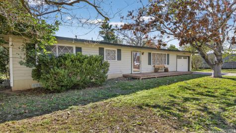 1508 E Street Floresville TX 78114