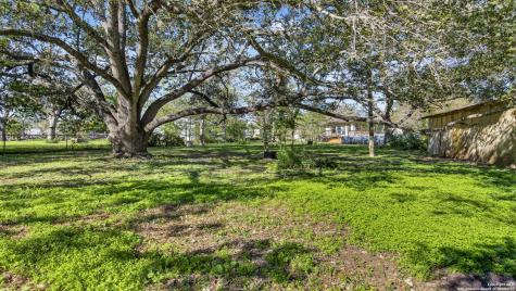 1508 E Street Floresville TX 78114