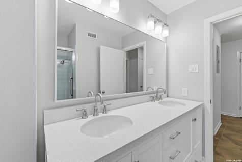105 Cobblestone Castle Hills TX 78213