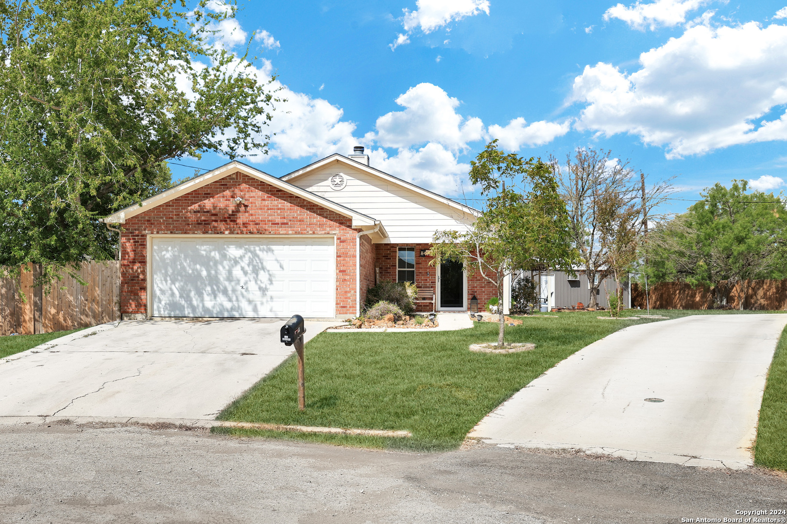 123 Saguaro Jourdanton TX 78026
