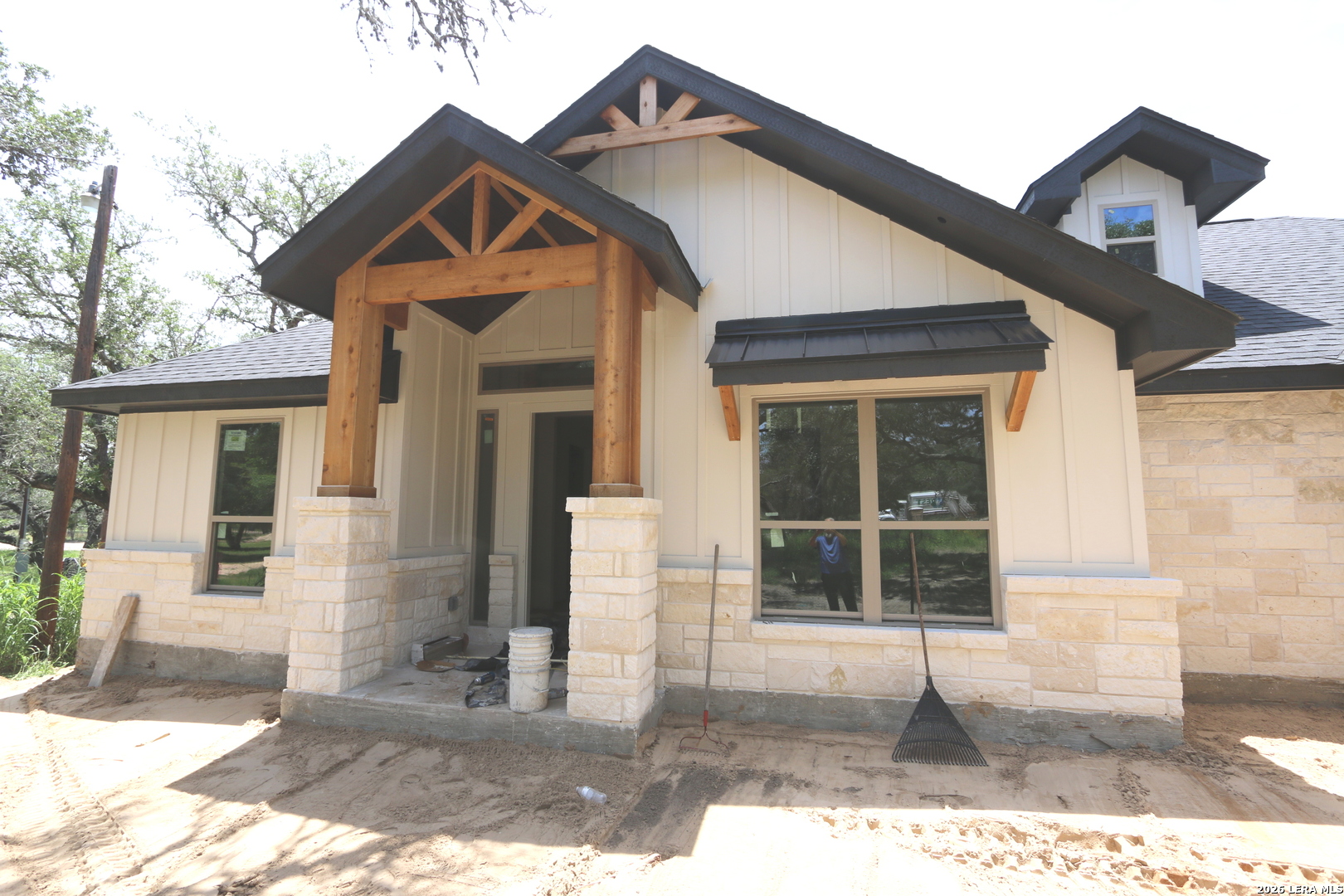 1114 Hummingbird Lane Adkins TX 78101
