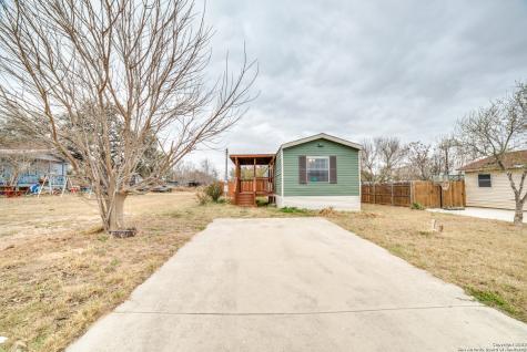 915 Trade Avenue Pleasanton TX 78064