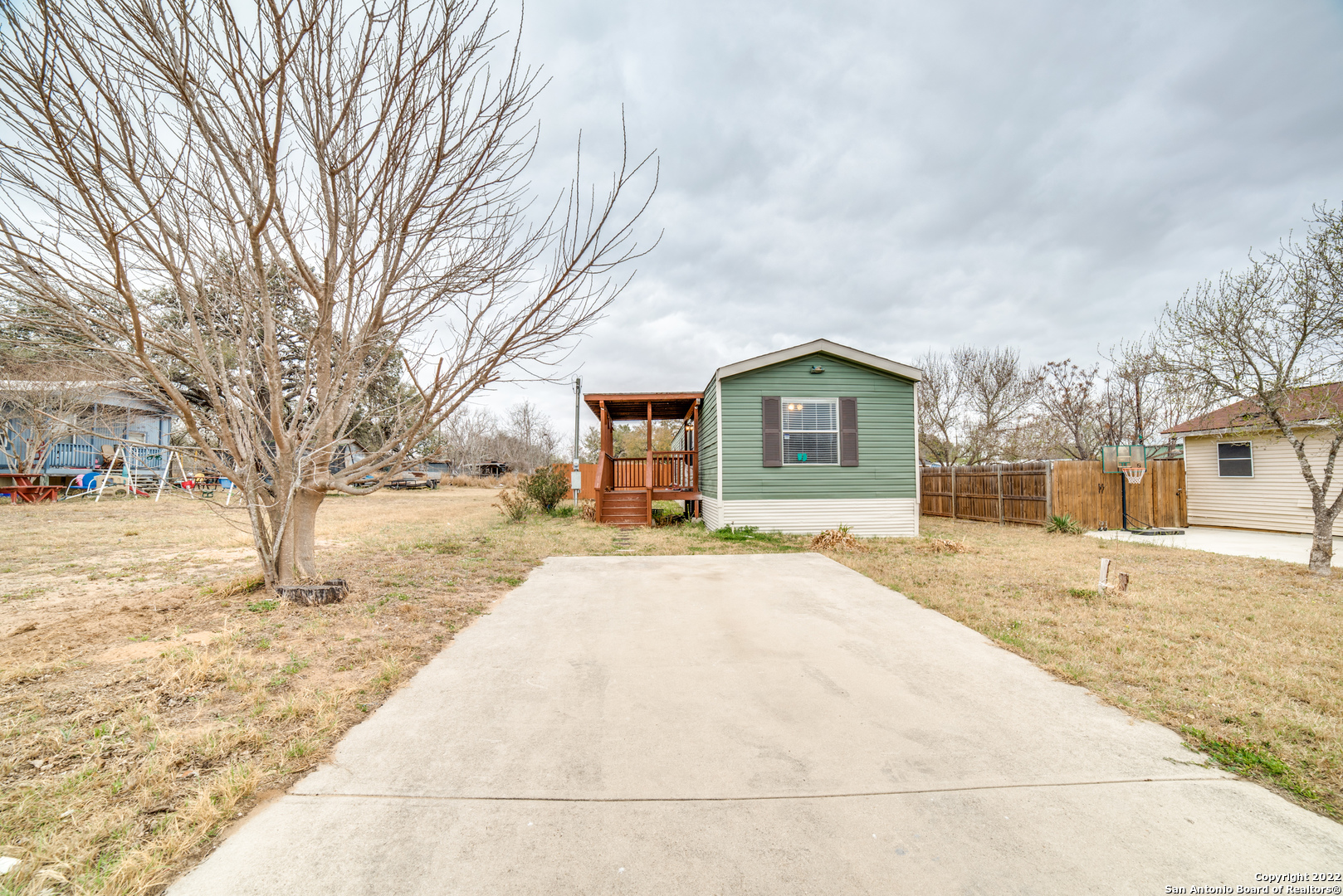 915 Trade Avenue Pleasanton TX 78064