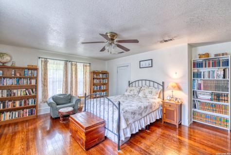 218 W Leona Street Uvalde TX 78801