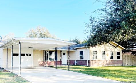 1400 N Windy Knoll Drive Devine TX 78016