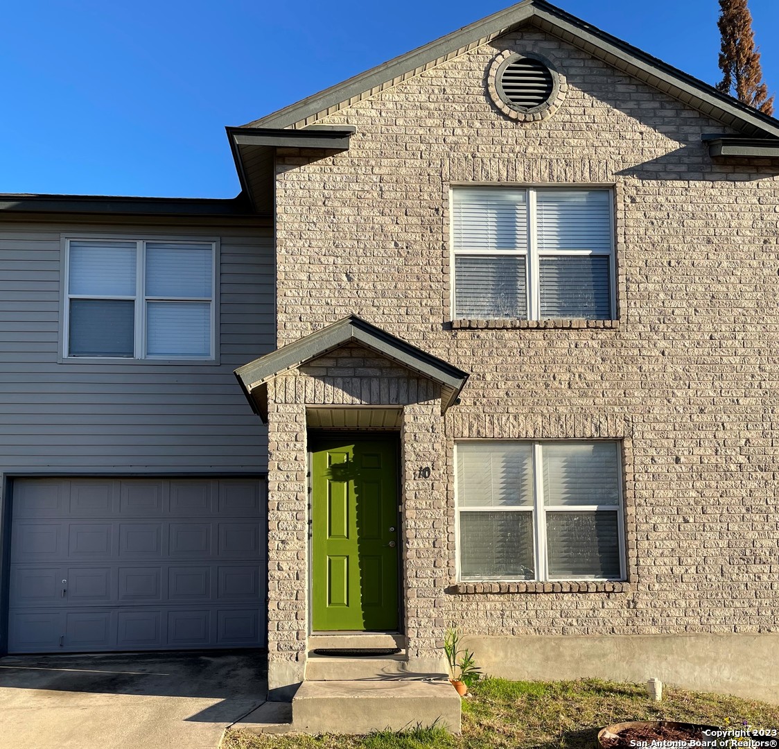 10 Badgers Hills San Antonio TX 78238