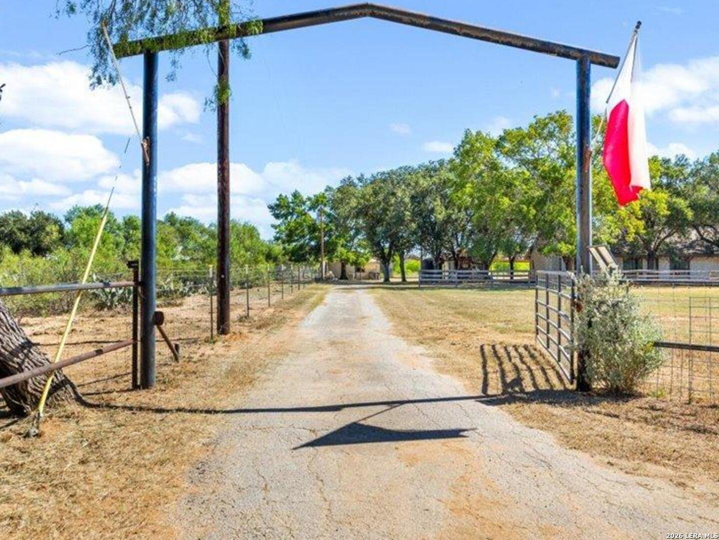 386 County Road 763 Devine TX 78016