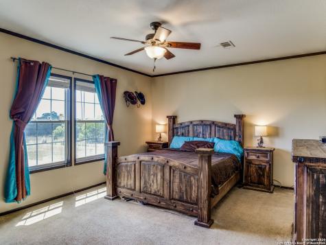 252 County Road 302 Floresville TX 78114