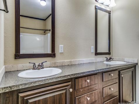 252 County Road 302 Floresville TX 78114