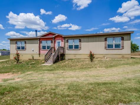 252 County Road 302 Floresville TX 78114