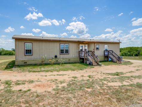 252 County Road 302 Floresville TX 78114