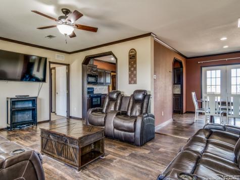 252 County Road 302 Floresville TX 78114