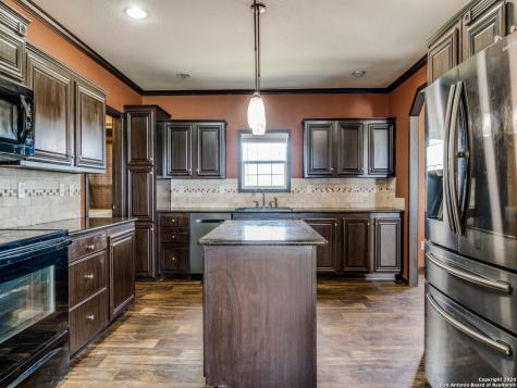252 County Road 302 Floresville TX 78114