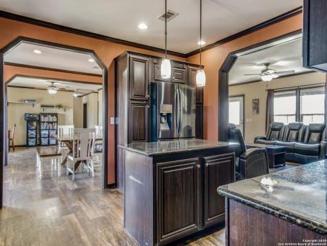 252 County Road 302 Floresville TX 78114
