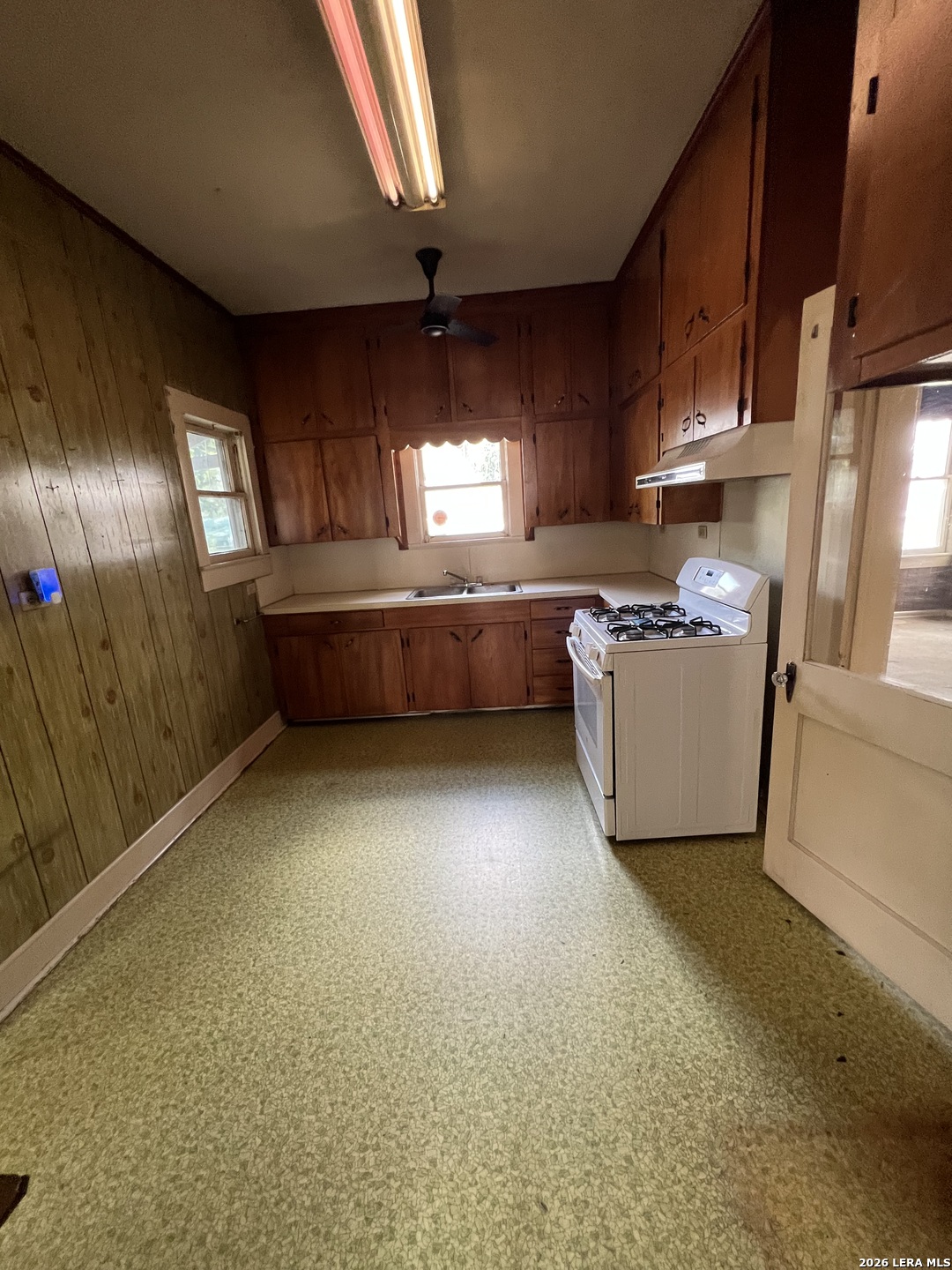 320 S 6th Street Kenedy TX 78119