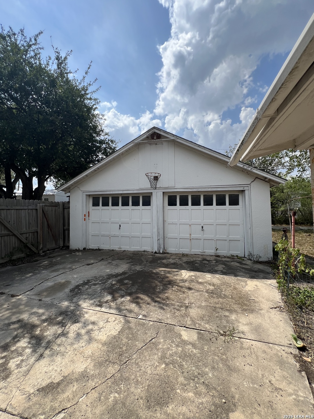 320 S 6th Street Kenedy TX 78119
