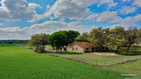 208 Private Road 378 Rio Medina TX 78066