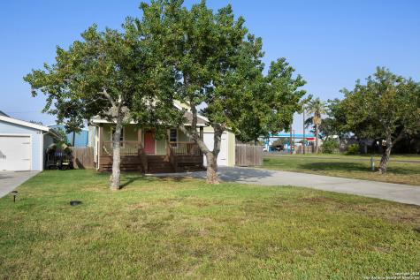 1403 S Young Rockport TX 78382